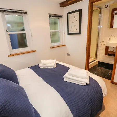 Swallows Nest ويتبي