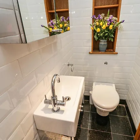 Swallows Nest 惠特比