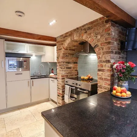 Swallows Nest 惠特比