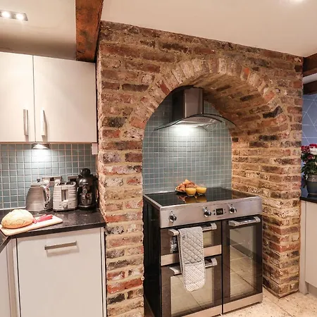 Swallows Nest * 惠特比